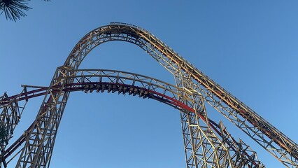 Największym i najbardziej ekstremalnym rollercoasterem w Energylandii jest Zadra.