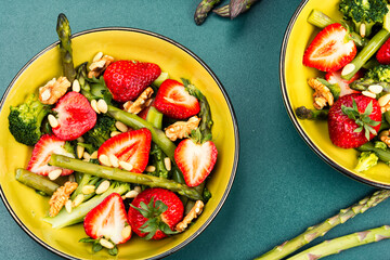 Simple salad with strawberries and asparagus.