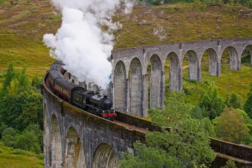 Tableau sur plexiglas Viaduc de Glenfinnan The Jacobite steam train traverses the Glenfinnan Viaduct, offering a stunning view of the Scottish Highlands.  © Li