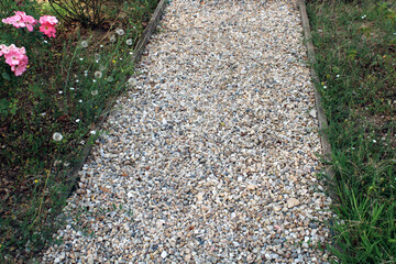 All&eacute;e, chemin en galets d&eacute;coratifs roul&eacute;s dans le jardin, pierres d&eacute;coratives naturelles de rivi&egrave;re pour am&eacute;nagement paysager