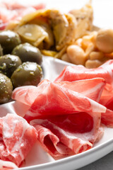 Antipasti con salumi e verdure sott'olio, cibo italiano 