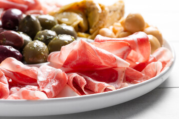 Antipasti con salumi e verdure sott'olio, cibo italiano 