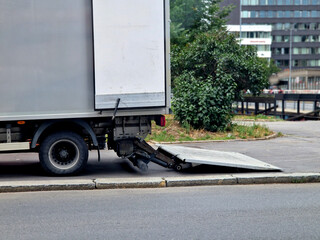 is a very robust medium-duty column lift with a long foldable platform, suitable for handling...