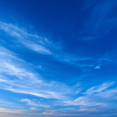 Obraz premium 맑고 청명한 파란 하늘과 흩날리는 구름