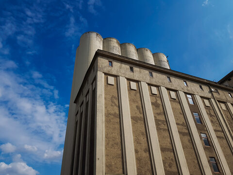 Silos der Ellm&uuml;hle in K&ouml;ln-Deutz vor blauem Himmel