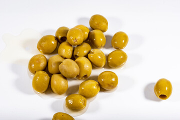 Olivas verdes rellenas de anchoas encima de una mesa blanca