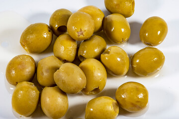 Olivas verdes rellenas de anchoas encima de una mesa blanca