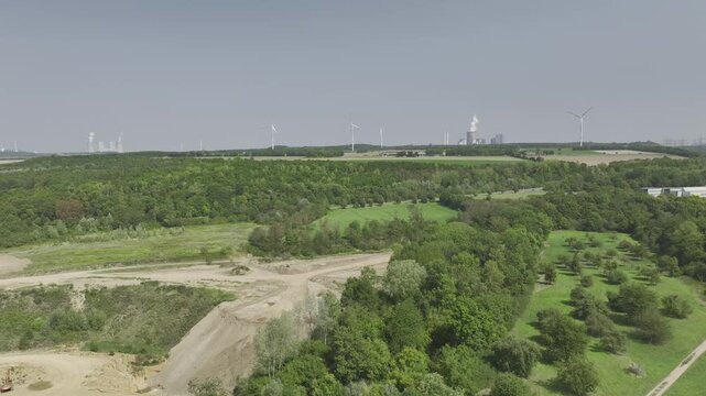 Hochaufl&ouml;sendes Luftbildvideo des historischen Schlosses Paffendorf mit gepflegtem Schlosspark und dem Fluss Erft inmitten gr&uuml;ner Landschaft bei Bergheim, Nordrhein-Westfalen, Die Luftbild AG