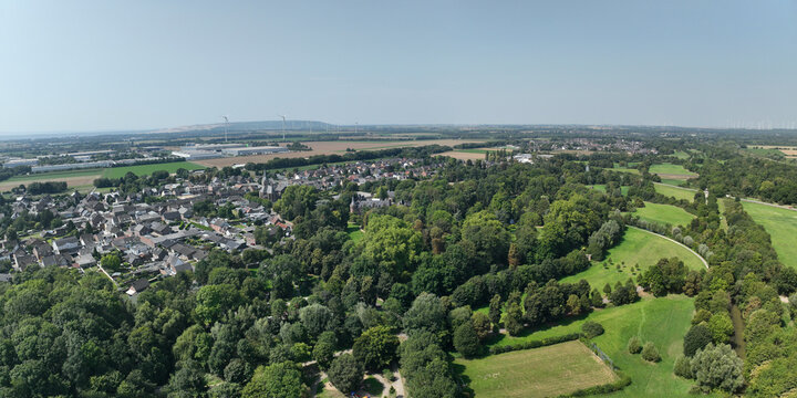 Hochaufl&ouml;sendes Panoramaluftbild des historischen Schlosses Paffendorf mit gepflegtem Schlosspark und dem Fluss Erft inmitten gr&uuml;ner Landschaft bei Bergheim, Nordrhein-Westfalen, Die Luftbild AG