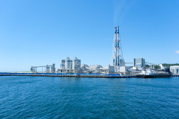 海上から見る横須賀火力発電所