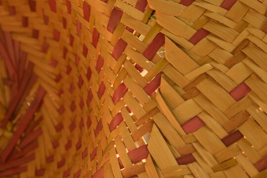 Textura de chap&eacute;u sertanejo de palha seca, fundo do sert&atilde;o brasileiro, padr&atilde;o artesanal de acess&oacute;rio caipira da fazenda