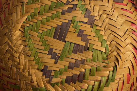 Tran&ccedil;ado artesanal quadriculado de palhas secas, fundo de s&atilde;o Jo&atilde;o feito de palha, papel de parede tradicional do interior caipira