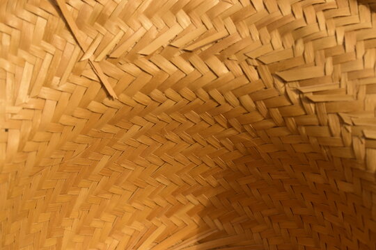 Cesto circular de palha seca amarelada, interior de cesta trançada artesanalmente