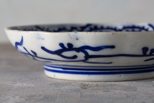 Utsuwa Sara Sometuke Tako-karakusa Namasu Koimari Imari-yaki Blue & White Arabesque Plate, Late Edo to Meiji Era Yakimono