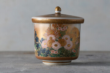 Chawan Yunomi Kutani-yaki Gold-Enamel Lidded Bowl with Flowers and Birds by Fukueido &ndash; Shakaba Poem Interior 1970s Japanese Antique Yakimono