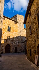 Fototapeta premium Narrow alleyway in an Italian town (2)