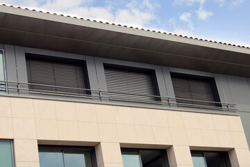 Store vénitien de fenêtre gris anthracite moderne 