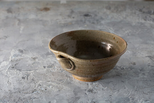 Chawan Katakuchi Yakimono Karatsu-Yaki Karatsu Ware Japanese Spouted Tea Bowl with Kiln Mark &ndash; Handmade Pottery Chawan for Tea Ceremony