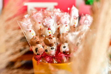 Pirulito de chocolate.