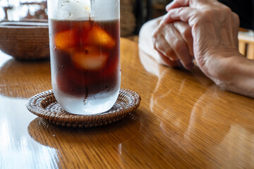 リビングでアイスコーヒーを飲むひととき