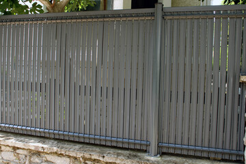 Cl&ocirc;ture gris anthracite, en lattes PVC rigide sur muret