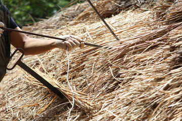 茅葺き屋根に足場を作る職人 © yamasan