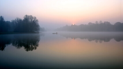 Morgennebel &uuml;ber stillem See