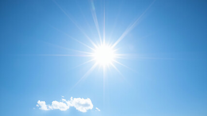Strahlende Sonne am blauen Himmel
