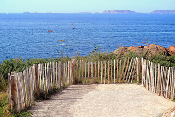 Naturschutz auf der Küste,  Rosa-Granitküste  bei  Perros-Guirec,  Bretagne,  Frankreich