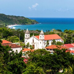 Obraz premium Panoramic view of a coastal town with a church