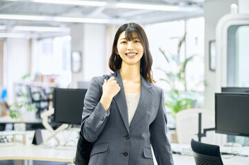 会社に出勤するビジネスウーマン　女性社員