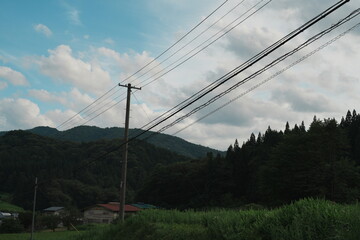 電線のある田舎の風景