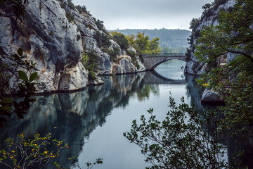 Naklejka premium Bridge of Quinson lake in Verdon Gorge with boats, Quinson, Provence; France