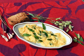 Bladder campion (Silene vulgaris) and wild garlic omelette