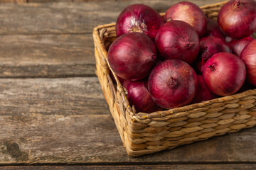 Shallot onion on the kitchen table. onion slice. onion rings. Fresh red Onion. Natural, fresh, vegetarian food. Agricultural products. Healthy eating. Vegetables. Farmer's market.