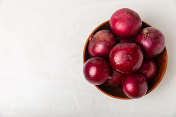 Shallot onion on the kitchen table. onion slice. onion rings. Fresh red Onion. Natural, fresh, vegetarian food. Agricultural products. Healthy eating. Vegetables. Farmer's market.