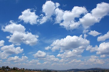 Obraz premium Blue Sky with White Clouds on a Vibrant Day