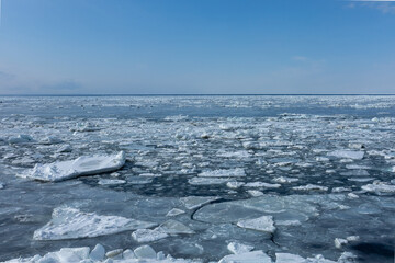 The Sea of Okhotsk, with countless drifting ice floating in the air © 多田 智