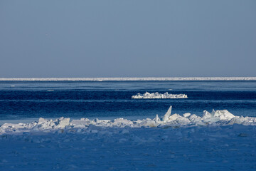 Floating ice flowing through the sea © 多田 智