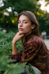 Naklejka premium Woman in patterned dress posing thoughtfully outdoors