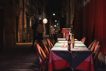 Vista di una tavola apparecchiata tra le calle, Venezia, Veneto (Italia)