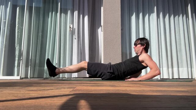homem faz atividade f&iacute;sica exerc&iacute;cio de calistenia 