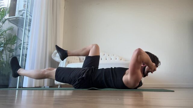 homem faz atividade f&iacute;sica exerc&iacute;cio de calistenia 