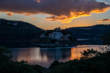 Lago San Sebastiano e Isolotto Is Borroccus Isili, Sarcidano, Sardegna al tramonto