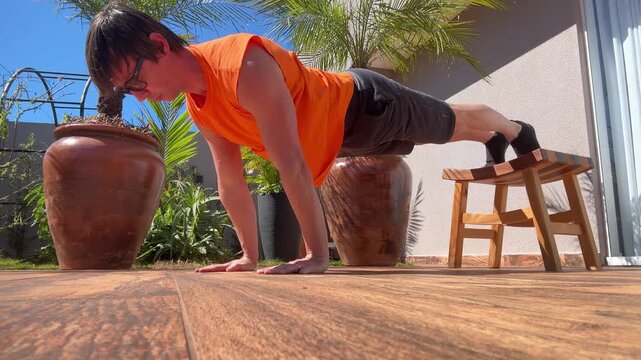 homem faz atividade f&iacute;sica exerc&iacute;cio de calistenia 