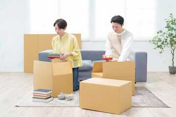 引っ越しの準備をする若い夫婦