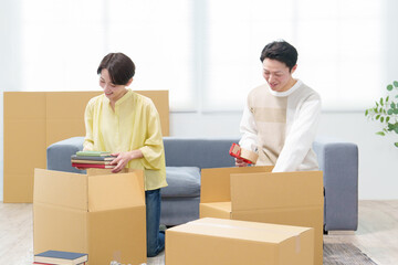 引っ越しの準備をする若い夫婦