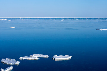 Winter sea with drifting ice © 多田 智