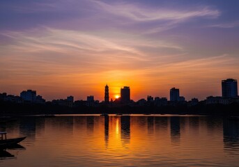 Obraz premium Hanoi skyline reflecting on tranquil lake during a radiant sunset