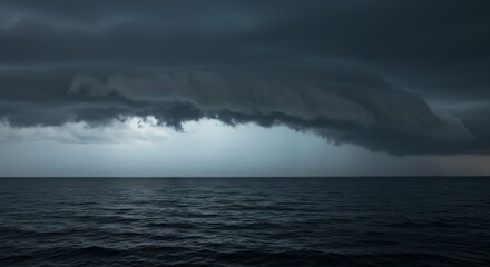 暗雲低く垂れ込める海、ドラマチックな夕暮れの光. AI Generated
